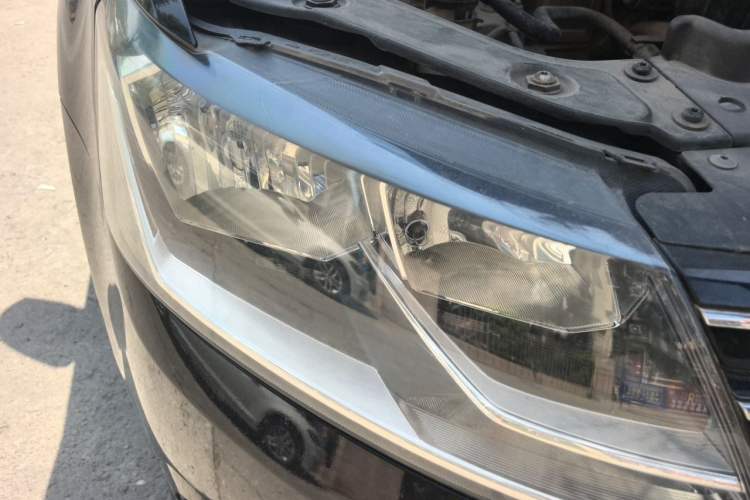 Used Volkswagen Lavida 2017 1.6L Manual Fashion Edition Right Front Headlight
