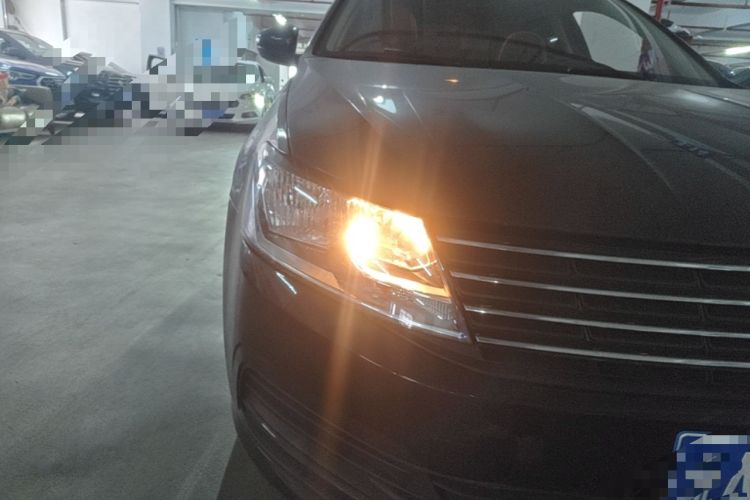 Used Volkswagen Lavida 2017 1.6L Automatic Fashion Edition Right Front Headlight