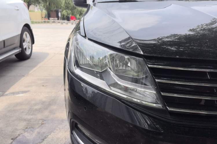 Used Volkswagen Lavida 2017 1.6L Manual Comfort Edition Right Front Headlight