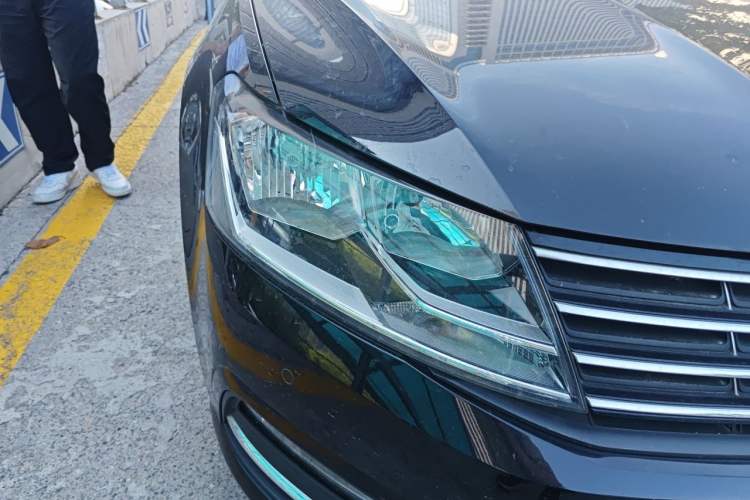 Used Volkswagen Lavida 2017 1.6L Automatic Comfort Edition Right Front Headlight