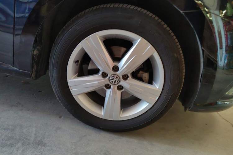 Used Volkswagen Lavida 2017 1.6L Manual Fashion Edition Right Front Wheel Hub