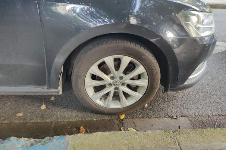 Used Volkswagen Lavida 2017 1.6L Automatic Comfort Edition Right Front Wheel Hub