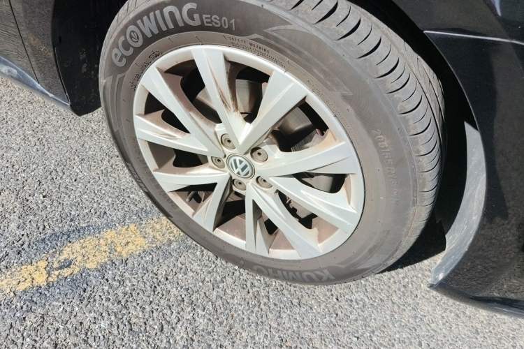 Used Volkswagen Lavida 2017 230TSI DSG Comfort Edition Right Front Wheel Hub