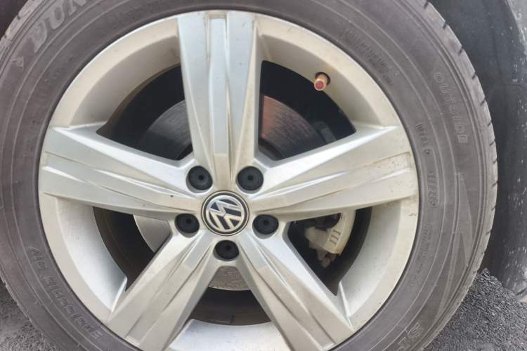 Used Volkswagen Lavida 2017 1.6L Automatic Fashion Edition Right Front Wheel Hub