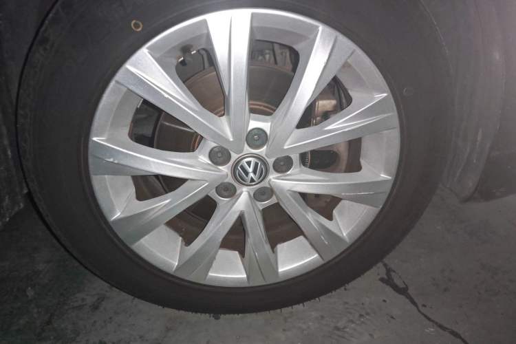 Used Volkswagen Lavida 2017 230TSI DSG Comfort Edition Right Front Wheel Hub