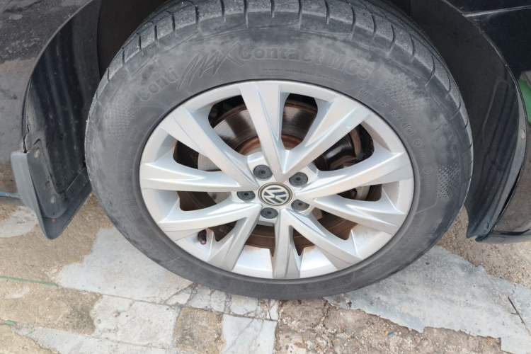 Used Volkswagen Lavida 2017 1.6L Automatic Comfort Edition Right Front Wheel Hub