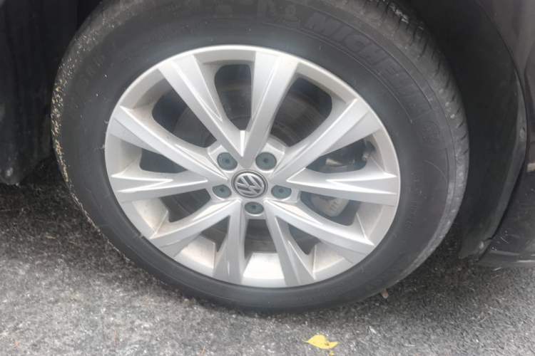 Used Volkswagen Lavida 2017 1.6L Automatic Comfort Edition Right Front Wheel Hub