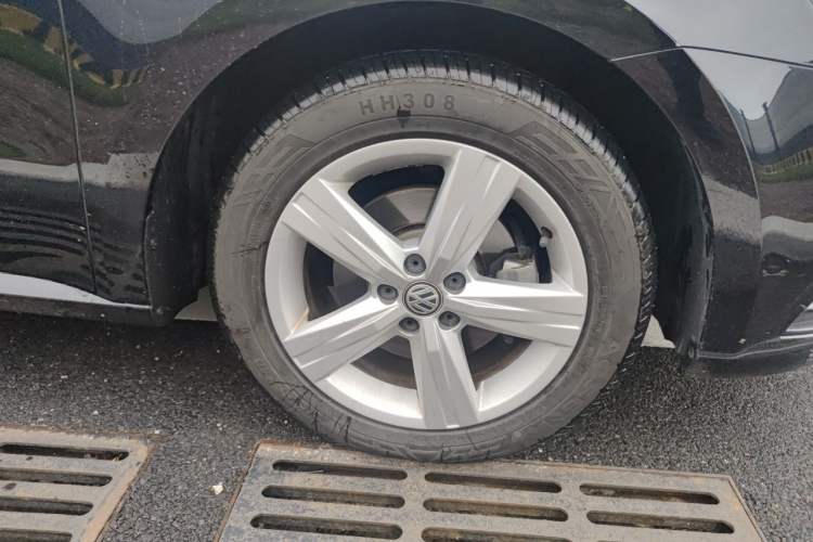 Used Volkswagen Lavida 2017 1.6L Automatic Fashion Edition Right Front Wheel Hub