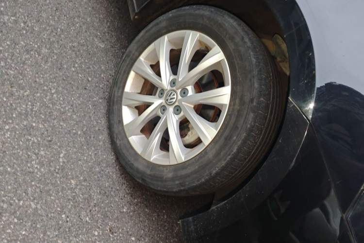 Used Volkswagen Lavida 2017 1.6L Automatic Comfort Edition Right Front Wheel Hub