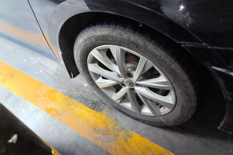 Used Volkswagen Lavida 2017 1.6L Automatic Comfort Edition Right Front Wheel Hub