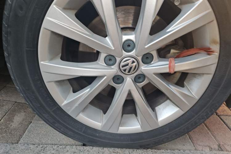 Used Volkswagen Lavida 2017 1.6L Automatic Comfort Edition Right Front Wheel Hub