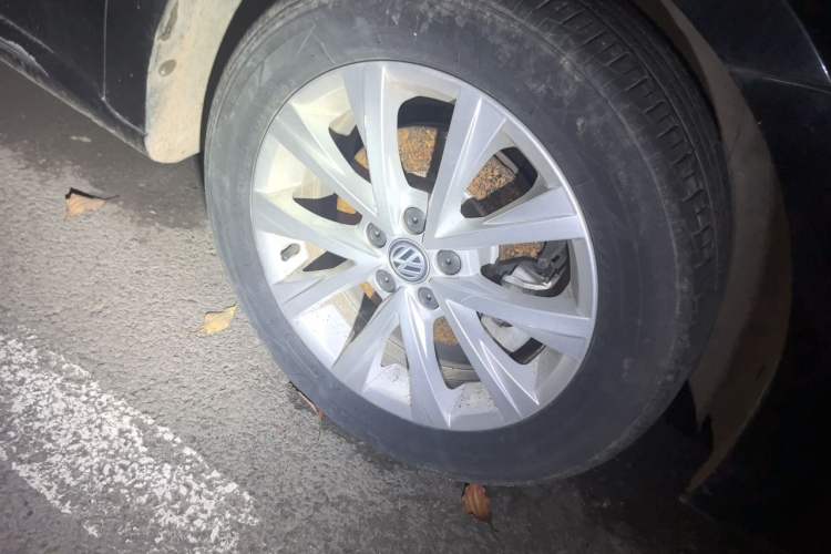 Used Volkswagen Lavida 2017 1.6L Automatic Comfort Edition Right Front Wheel Hub