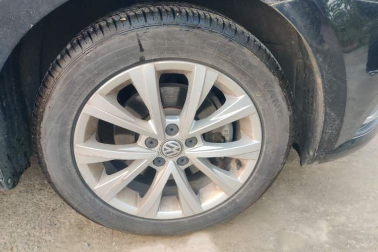 Used Volkswagen Lavida 2017 1.6L Automatic Comfort Edition Right Front Wheel Hub
