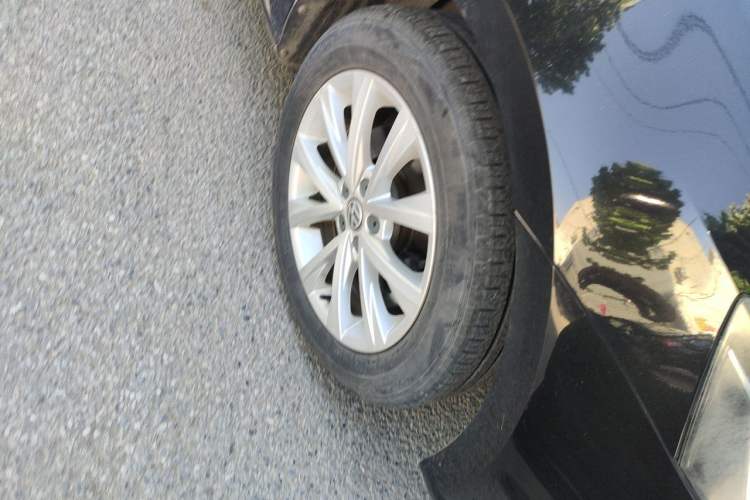 Used Volkswagen Lavida 2017 1.6L Automatic Comfort Edition Right Front Wheel Hub