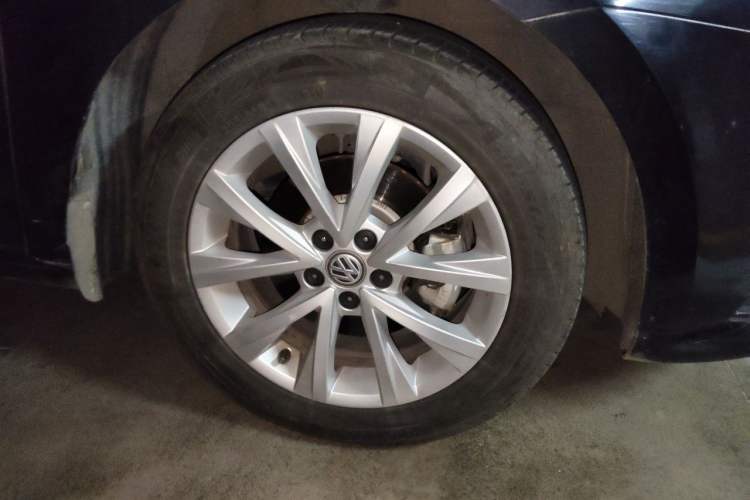 Used Volkswagen Lavida 2017 1.6L Automatic Comfort Edition Right Front Wheel Hub
