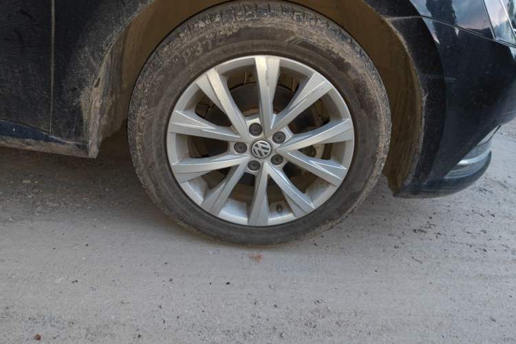 Used Volkswagen Lavida 2017 1.6L Automatic Comfort Edition Right Front Wheel Hub