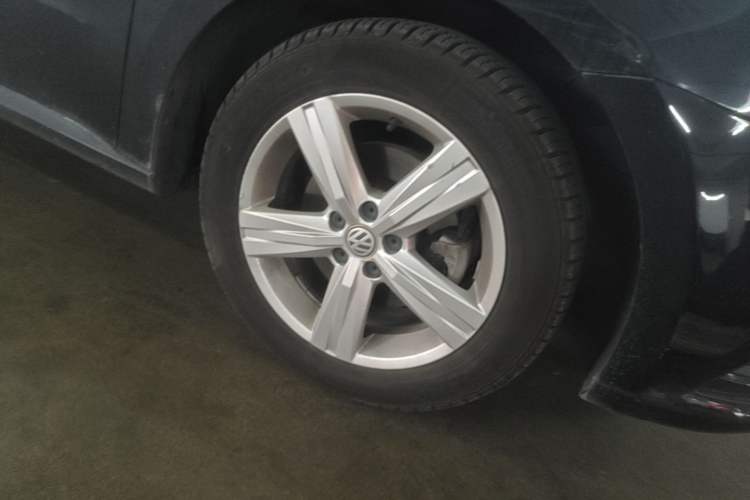 Used Volkswagen Lavida 2017 1.6L Automatic Fashion Edition Right Front Wheel Hub