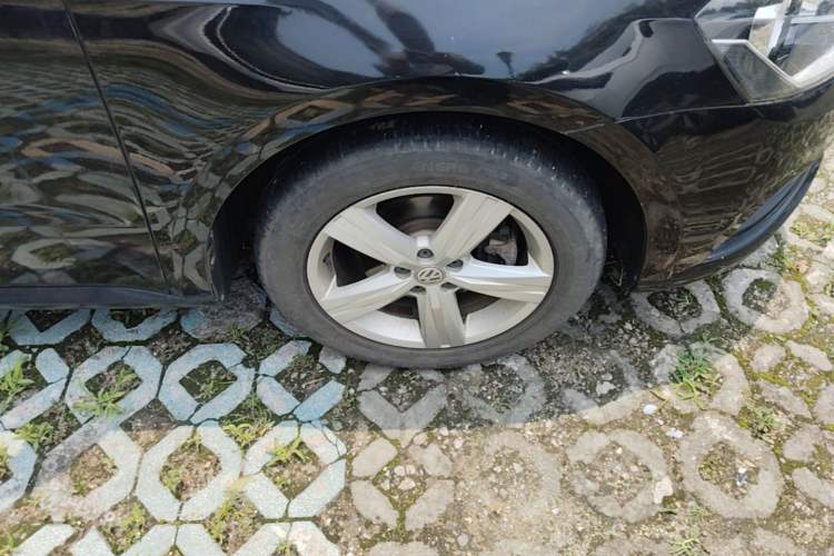Used Volkswagen Lavida 2017 1.6L Manual Fashion Edition Right Front Wheel Hub
