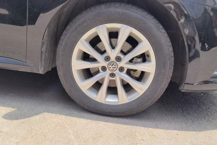 Used Volkswagen Lavida 2017 1.6L Automatic Comfort Edition Right Front Wheel Hub