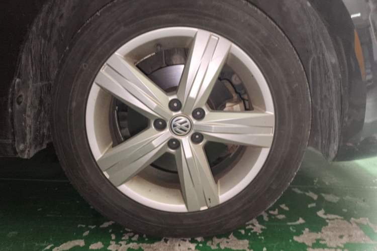Used Volkswagen Lavida 2017 1.6L Automatic Fashion Edition Right Front Wheel Hub