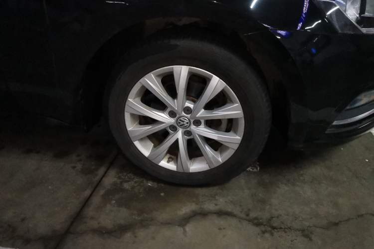 Used Volkswagen Lavida 2017 1.6L Automatic Comfort Edition Right Front Wheel Hub
