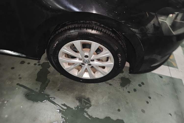 Used Volkswagen Lavida 2017 1.6L Automatic Comfort Edition Right Front Wheel Hub