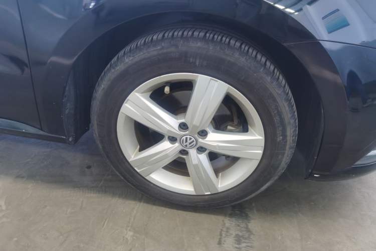 Used Volkswagen Lavida 2017 1.6L Automatic Fashion Edition Right Front Wheel Hub