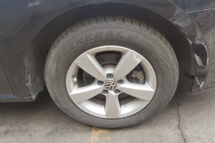 Used Volkswagen Lavida 2017 1.6L Automatic Fashion Edition Right Front Wheel Hub