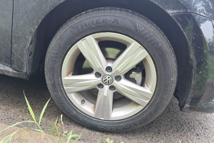 Used Volkswagen Lavida 2017 1.6L Automatic Fashion Edition Right Front Wheel Hub