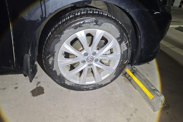 Used Volkswagen Lavida 2017 1.6L Automatic Comfort Edition Right Front Wheel Hub