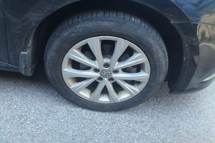 Used Volkswagen Lavida 2017 1.6L Automatic Comfort Edition Right Front Wheel Hub