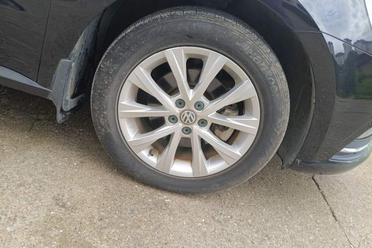 Used Volkswagen Lavida 2017 1.6L Automatic Comfort Edition Right Front Wheel Hub