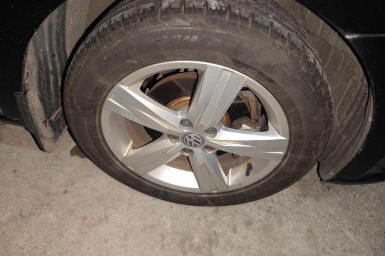 Used Volkswagen Lavida 2017 1.6L Automatic Fashion Edition Right Front Wheel Hub