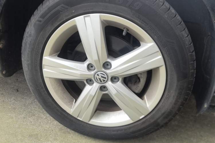 Used Volkswagen Lavida 2017 1.6L Manual Fashion Edition Right Front Wheel Hub