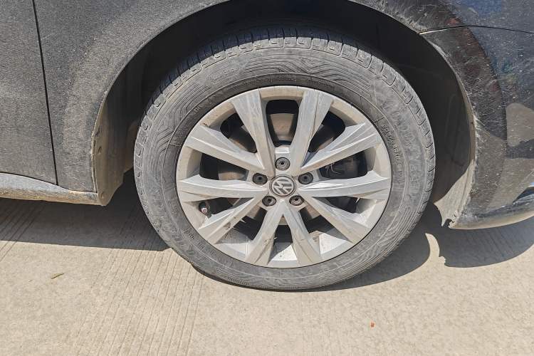 Used Volkswagen Lavida 2017 230TSI DSG Comfort Edition Right Front Wheel Hub