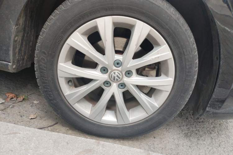 Used Volkswagen Lavida 2017 1.6L Automatic Comfort Edition Right Front Wheel Hub