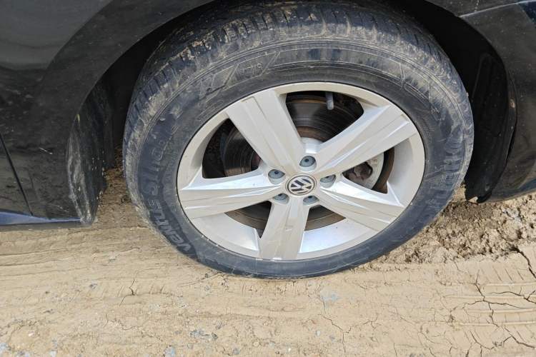 Used Volkswagen Lavida 2017 1.6L Automatic Fashion Edition Right Front Wheel Hub