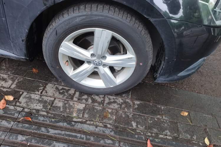 Used Volkswagen Lavida 2017 1.6L Automatic Fashion Edition Right Front Wheel Hub
