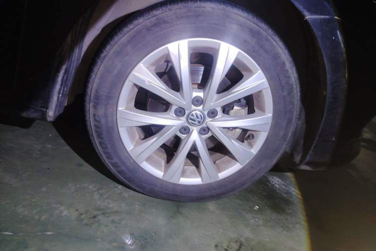 Used Volkswagen Lavida 2017 1.6L Automatic Comfort Edition Right Front Wheel Hub