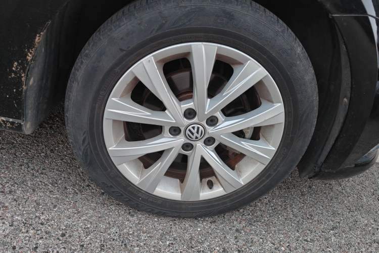 Used Volkswagen Lavida 2017 1.6L Automatic Comfort Edition Right Front Wheel Hub