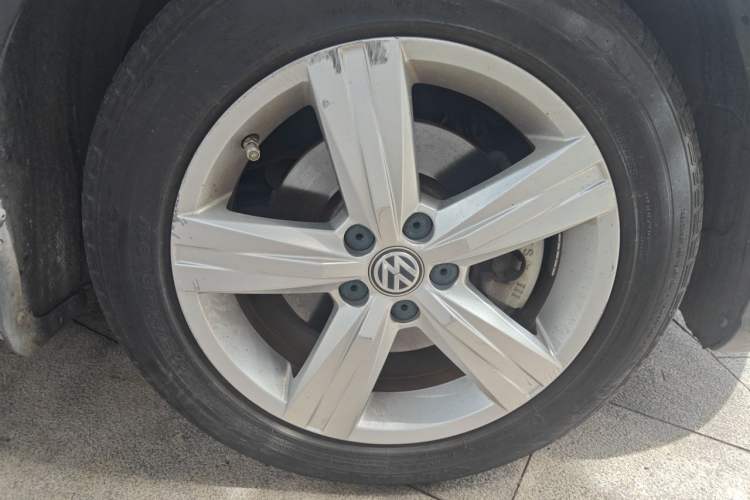 Used Volkswagen Lavida 2017 1.6L Automatic Fashion Edition Right Front Wheel Hub