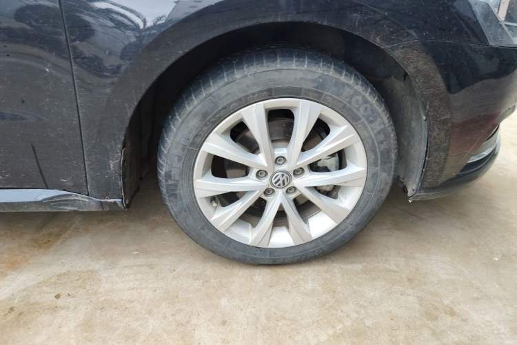 Used Volkswagen Lavida 2017 1.6L Automatic Comfort Edition Right Front Wheel Hub