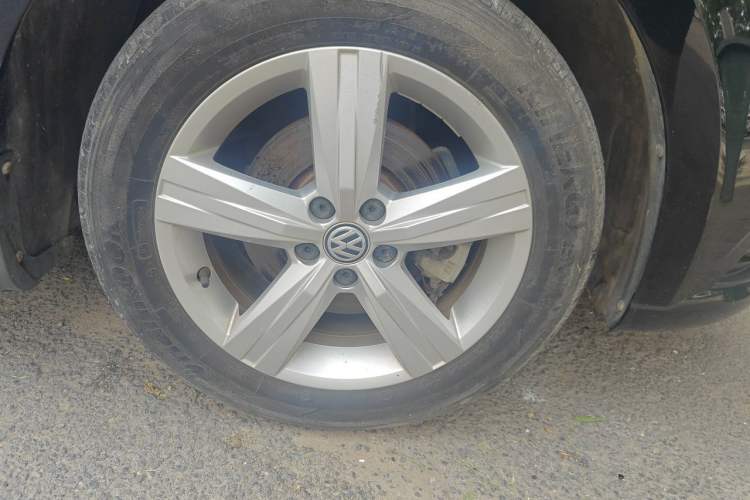 Used Volkswagen Lavida 2017 1.6L Automatic Fashion Edition Right Front Wheel Hub