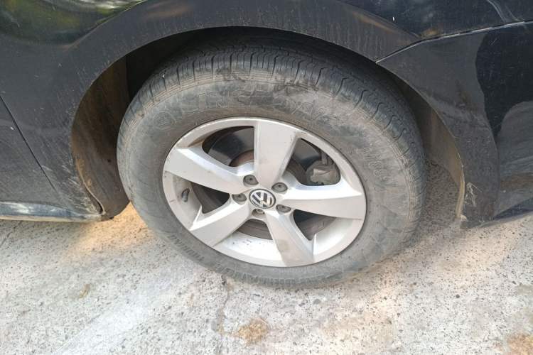 Used Volkswagen Lavida 2017 1.6L Automatic Comfort Edition Right Front Wheel Hub