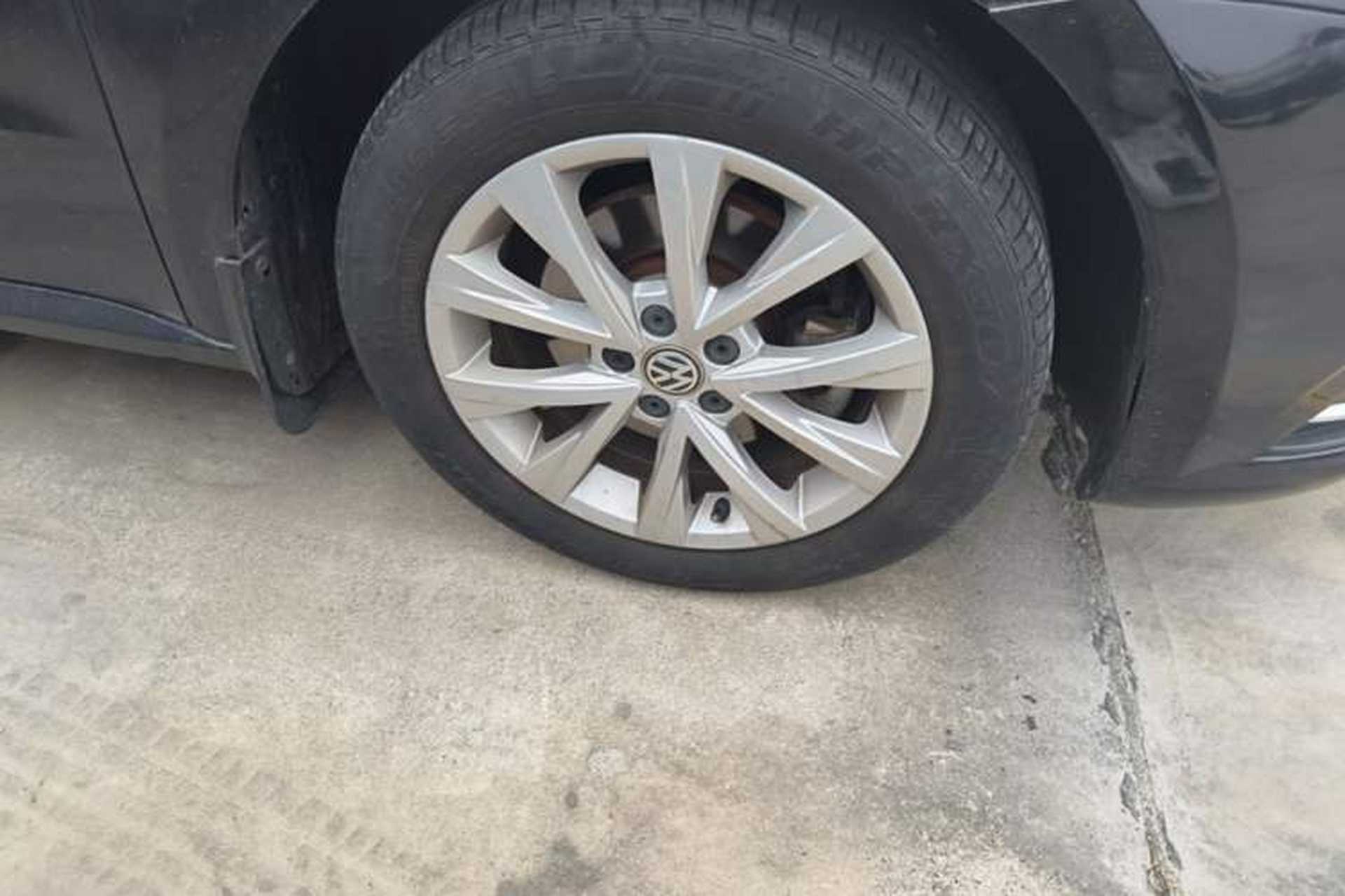 Used Volkswagen Lavida 2017 1.6L Automatic Comfort Edition Right Front Wheel Hub