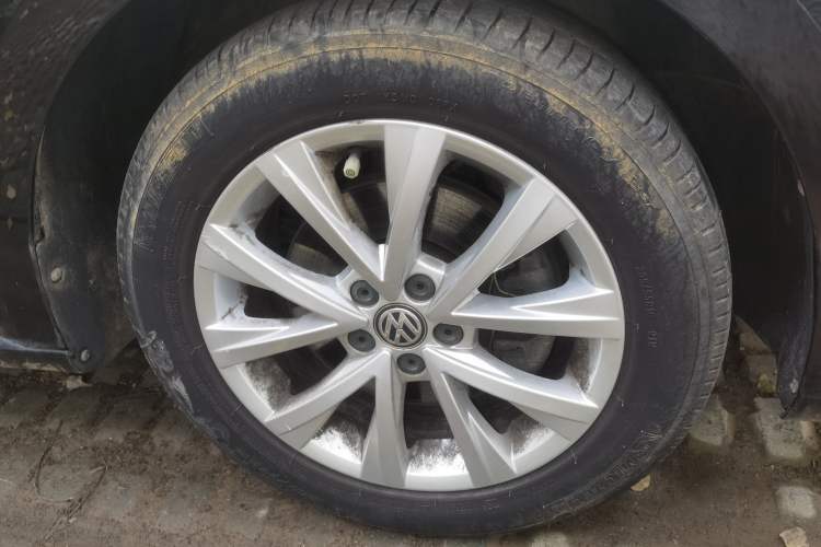 Used Volkswagen Lavida 2017 230TSI DSG Comfort Edition Right Front Wheel Hub