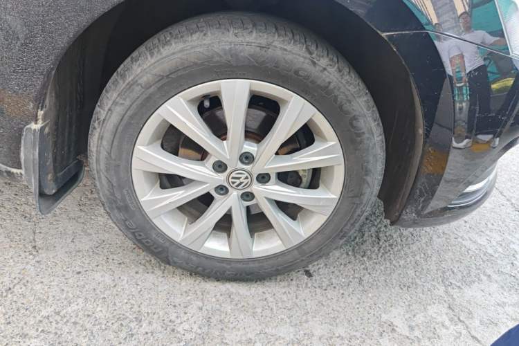 Used Volkswagen Lavida 2017 1.6L Automatic Comfort Edition Right Front Wheel Hub