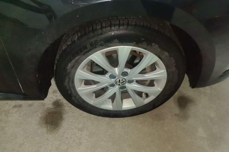 Used Volkswagen Lavida 2017 230TSI DSG Comfort Edition Right Front Wheel Hub