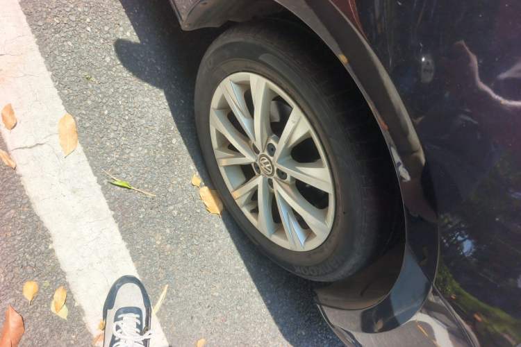 Used Volkswagen Lavida 2017 1.6L Automatic Comfort Edition Right Front Wheel Hub