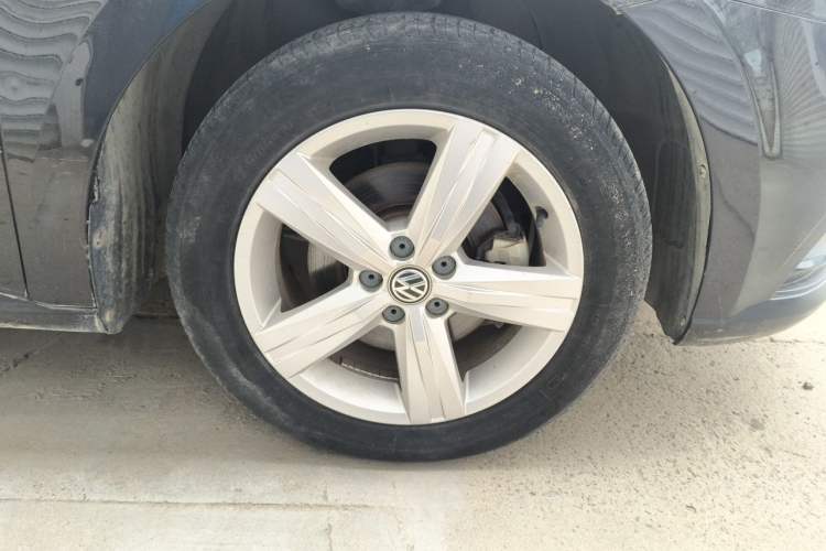 Used Volkswagen Lavida 2017 1.6L Automatic Fashion Edition Right Front Wheel Hub
